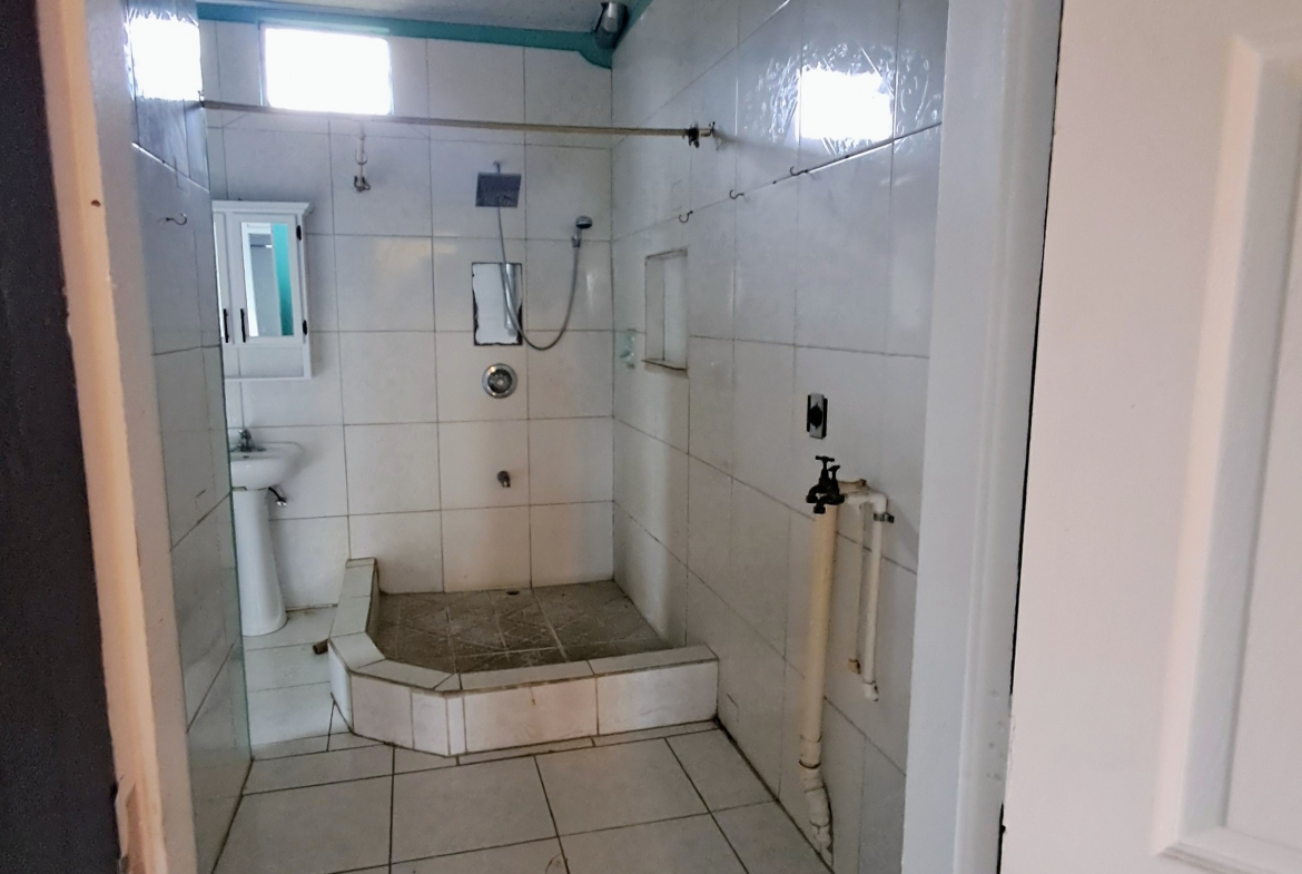 Beautifully Maintained 2 Bedroom Apartment