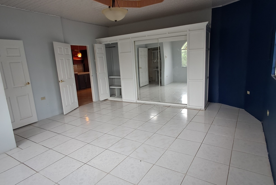 Beautifully Maintained 2 Bedroom Apartment