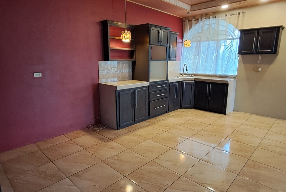 Beautifully Maintained 2 Bedroom Apartment