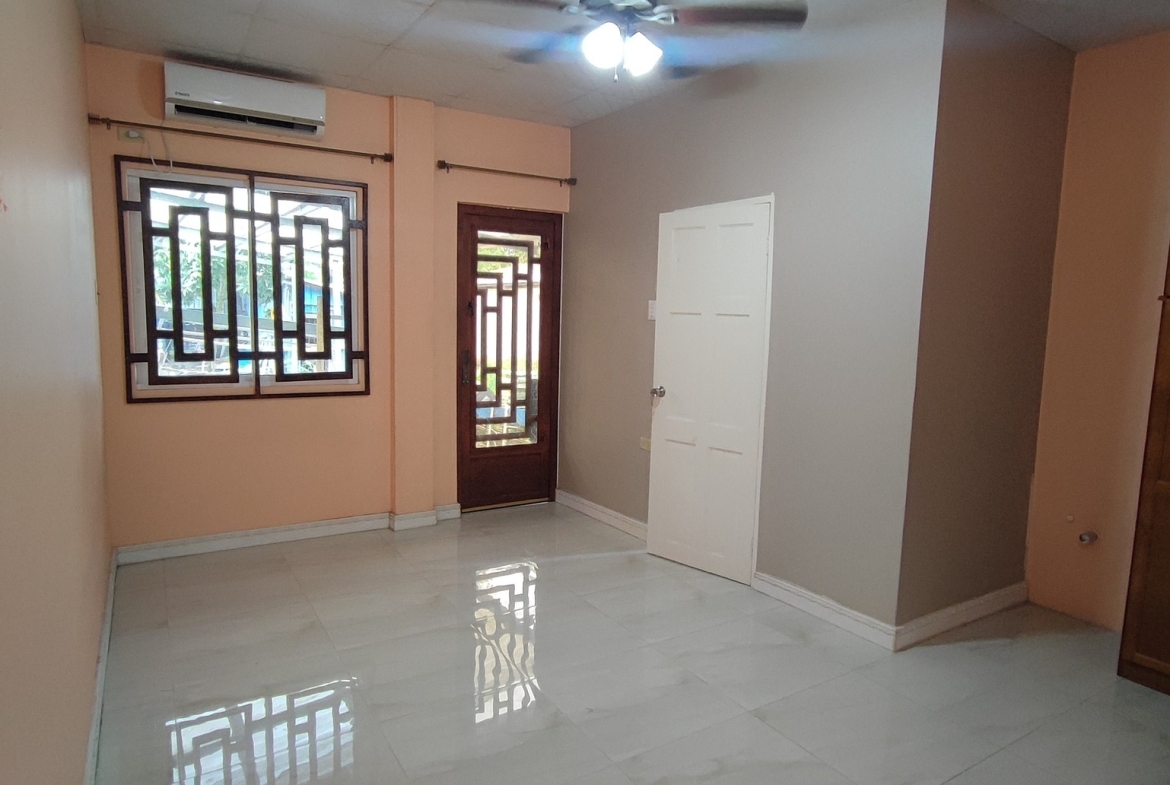 Spacious 2-Bedroom Apartment for Rent – Valencia Main Road