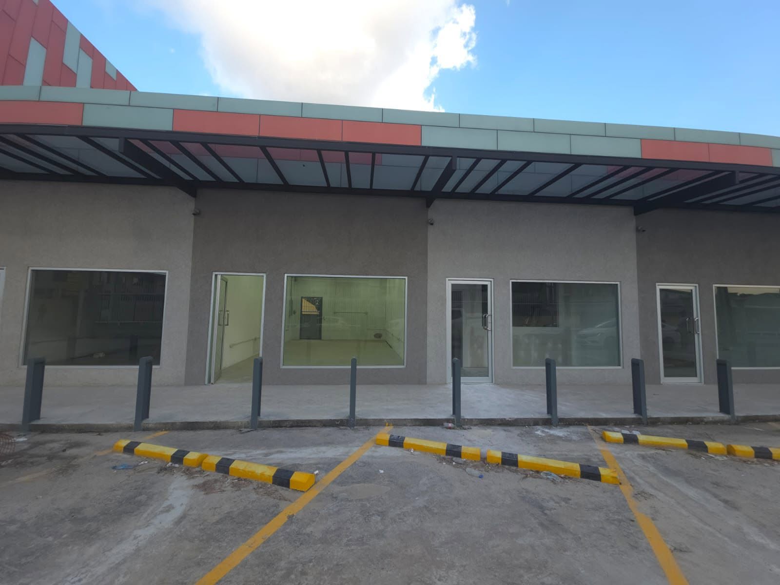 COMMERCIAL RENTAL SPACE: $8000 MTHLY End of Aranguez Main Road